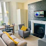 Scoresby\'S - 2-Bedroom Apartment With Parking