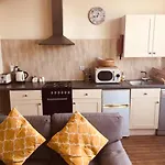 Scoresby\'S - 2-Bedroom Apartment With Parking